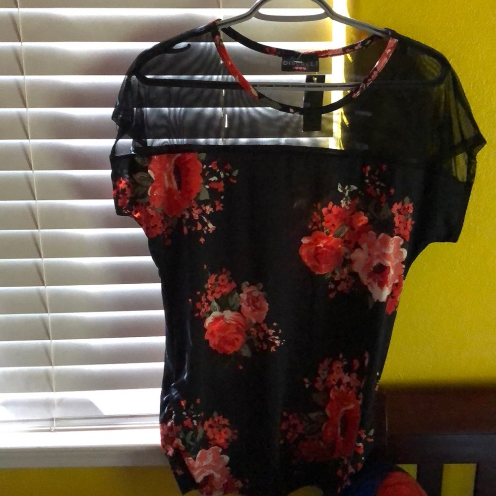 Sleeveless shirt.